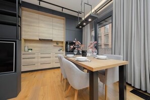 Dining - Stylish Apartment | 2 Bedrooms | Parking | Balcony (Warszawa)