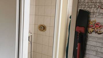 Dusch, hårtork, handdukar och tvål