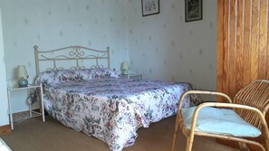 2 bedrooms, iron/ironing board, travel cot, WiFi - Gite in peaceful countryside setting (Condat)