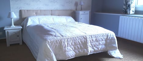 2 slaapkamers, een strijkplank/strijkijzer, reisbedje, wifi