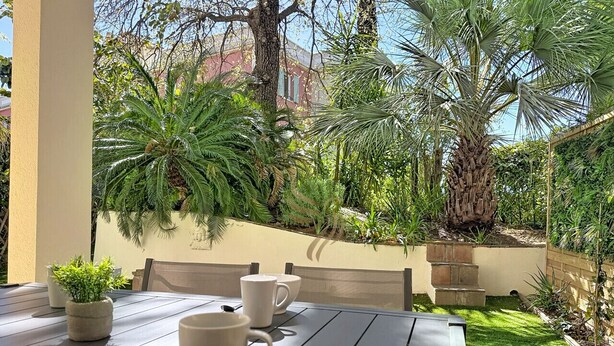 An outdoor patio with a table, chairs, and potted plants. - L'Oasis Florentine - T2 - AC - Garden - WIFI (Fréjus)