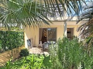 Outdoor dining - L'Oasis Florentine - T2 - AC - Garden - WIFI (Fréjus)