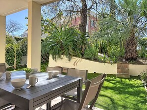 Outdoor dining - L'Oasis Florentine - T2 - AC - Garden - WIFI (Fréjus)
