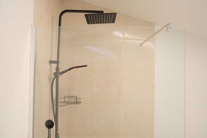 Artículos de higiene personal gratuitos, jabón, champú y papel higiénico