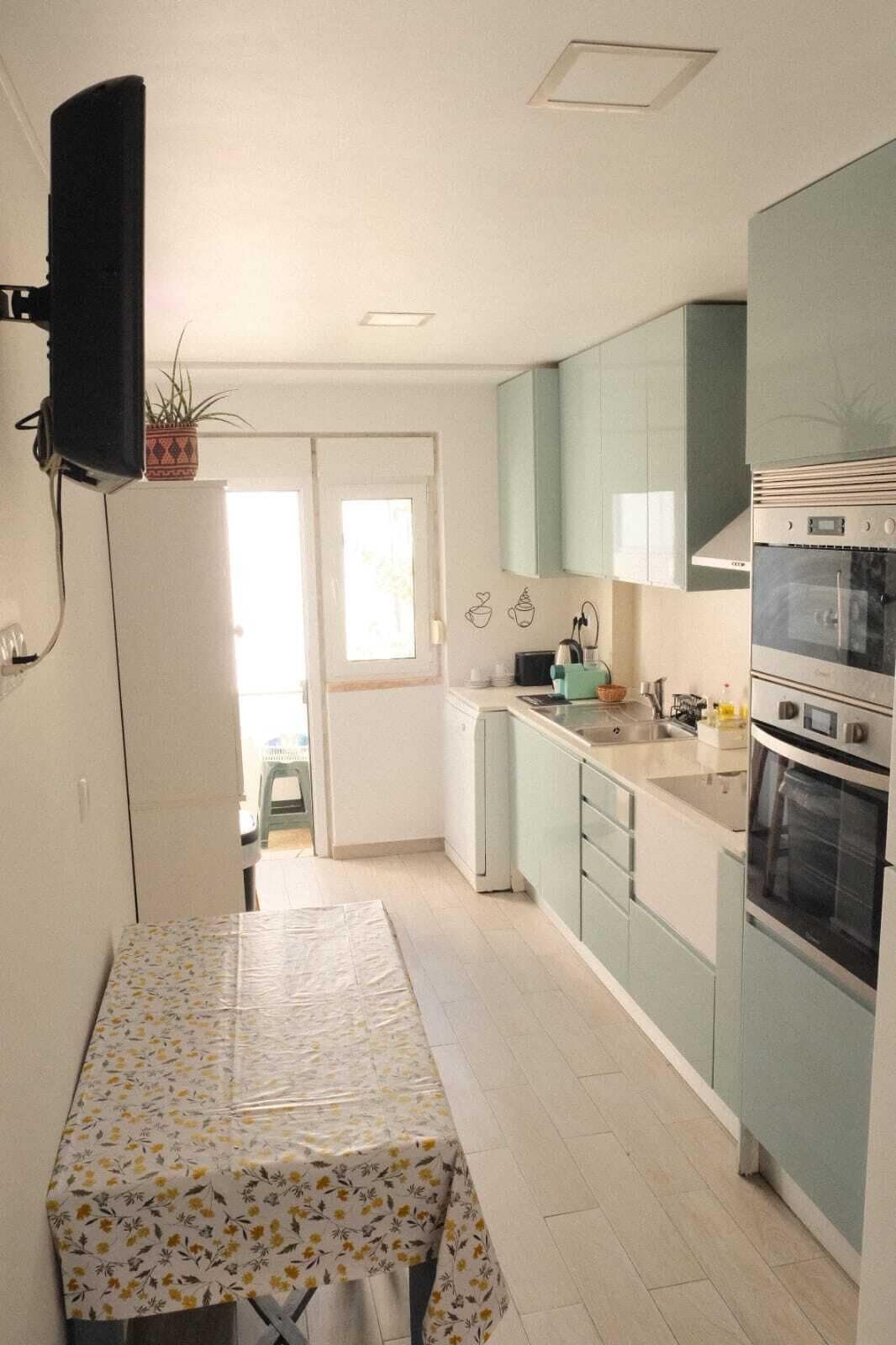 Lemari es, microwave, oven, dan kompor