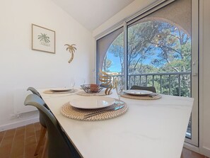Dining - Cocon des Gémeaux: AC, garage,swimmingpool,tennis (Fréjus)