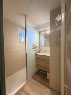 Hair dryer, towels - Cocon des Gémeaux: AC, garage,swimmingpool,tennis (Fréjus)