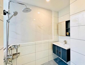 Bathroom - Loftic Apartments - Pink Church (Ho Chi Minh)