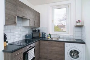Fridge, microwave, oven, stovetop - Cozy apartment in the heart of Wishaw, 30 mins drive to Glasgow (Wishaw)