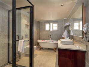 Luxury Mountain View Suite | 浴室 | 獨立浴缸及淋浴設備、雨淋花灑、環保梳洗用品、風筒