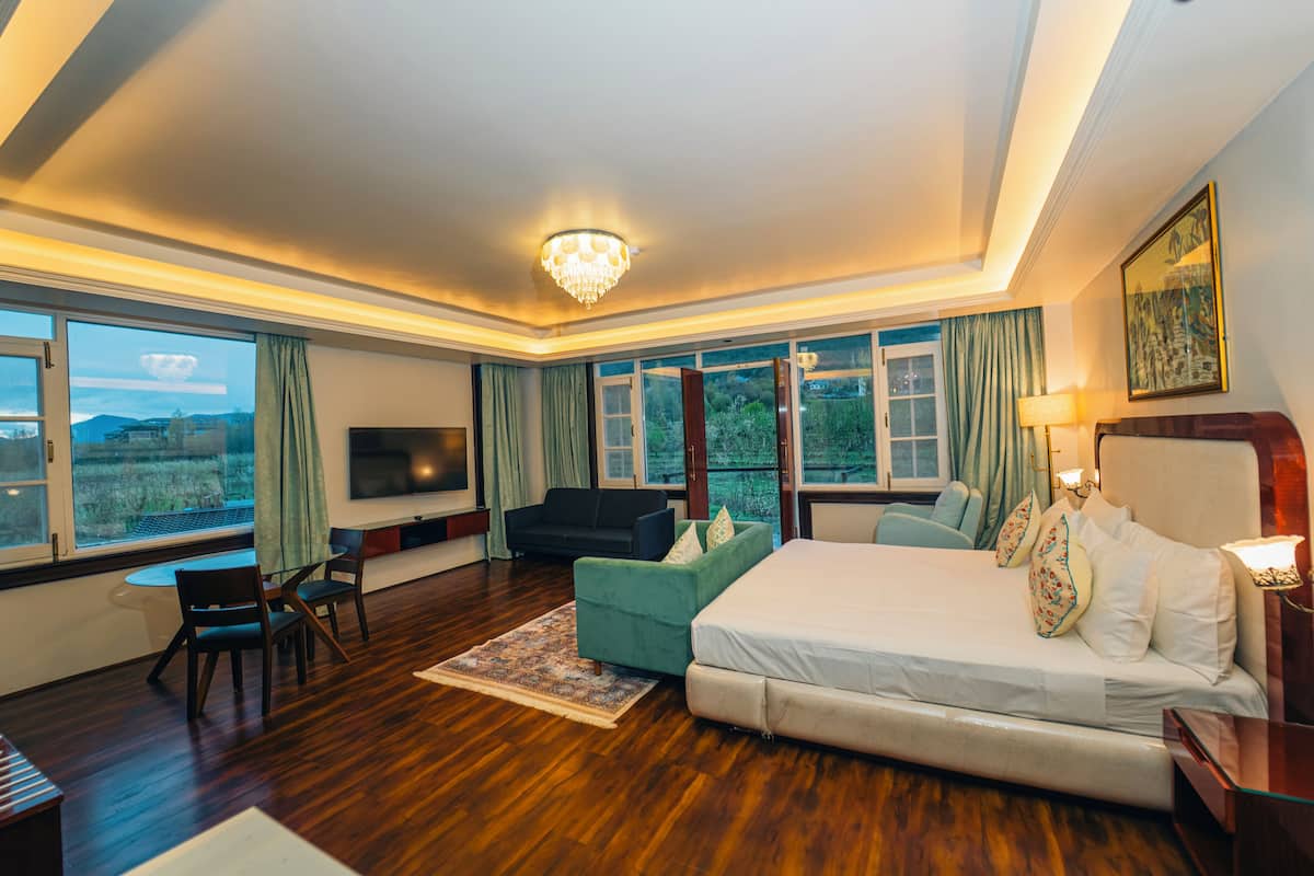 Premium Mountain View Room with Balcony | 埃及棉床單、高級寢具、羽絨被、Select Comfort 床墊