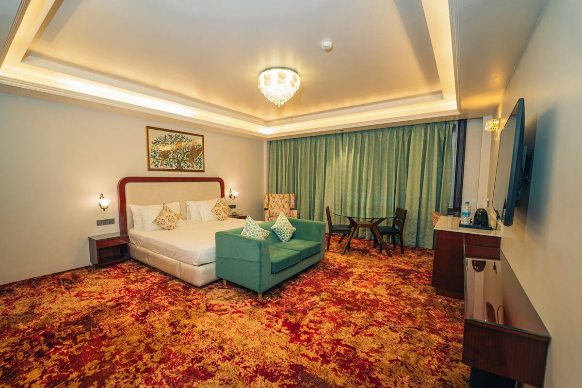 Premium Mountain View Room | 埃及棉床單、高級寢具、羽絨被、Select Comfort 床墊