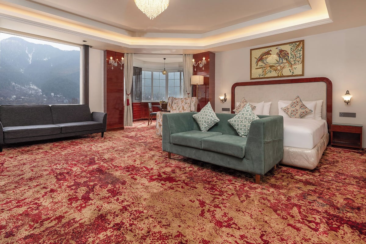 Luxury Mountain View Suite with Private Jacuzzi | 埃及棉床單、高級寢具、羽絨被、Select Comfort 床墊