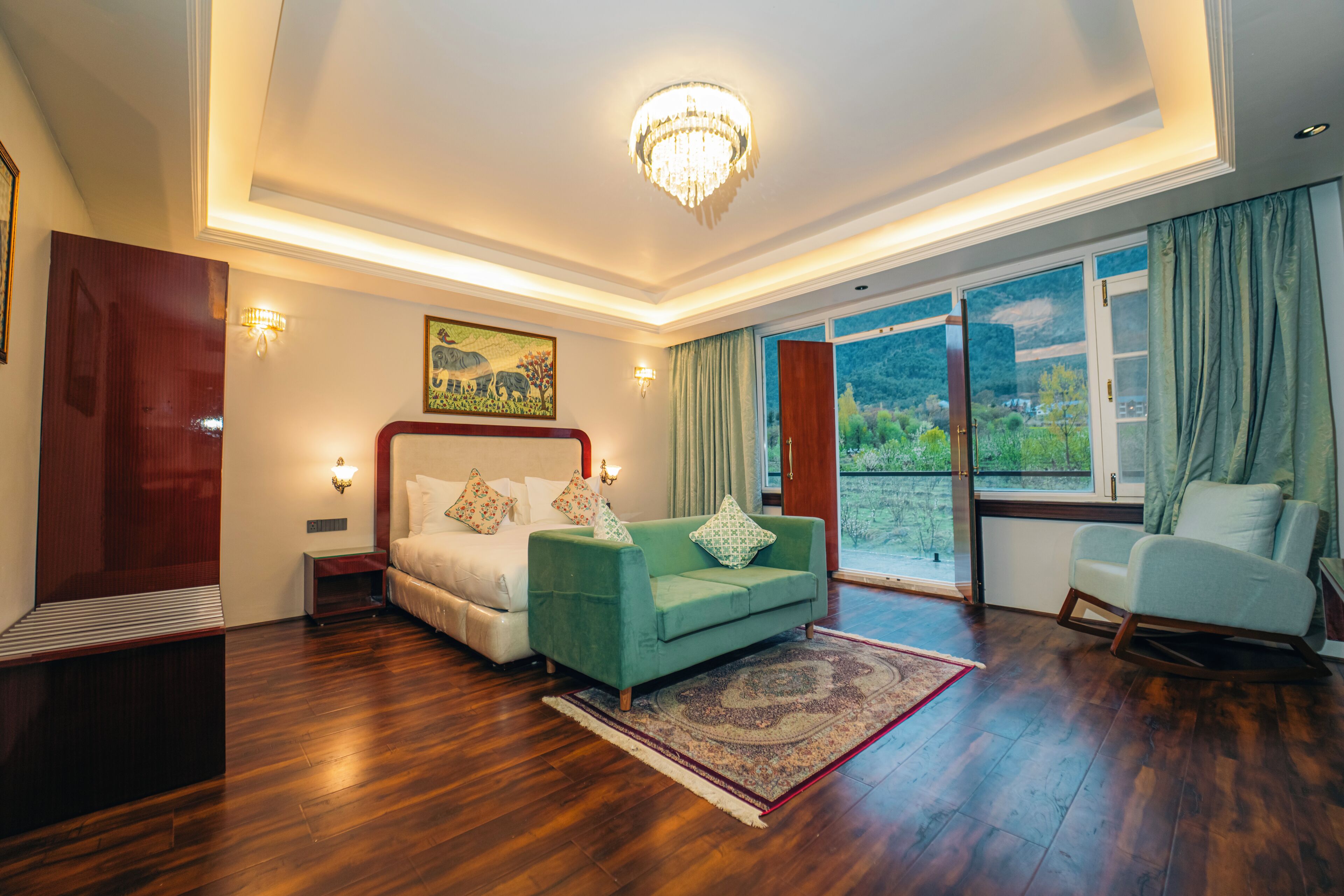 Premium Mountain View Room with Balcony | 客房景觀