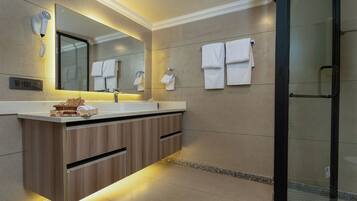 Deluxe Mountain View Room | Bilik Mandi | Tab mandi dan pancuran berasingan, hulu semburan mandi hujan