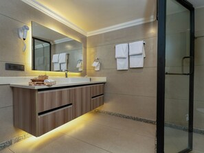 Deluxe Mountain View Room | Bathroom | Separate bathtub and shower, rainfall showerhead - Faiz Resort Pahalgam (Pahalgam)