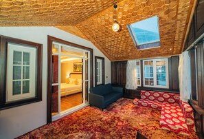 Luxury Mountain View Suite with Balcony | Egyptian cotton sheets, premium bedding, down comforters - Faiz Resort Pahalgam (Pahalgam)