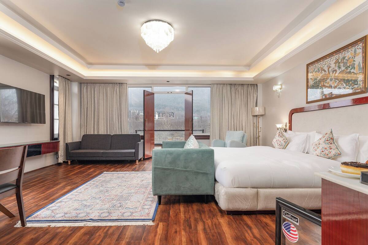 Luxury Mountain View Suite with Balcony | 埃及棉床單、高級寢具、羽絨被、Select Comfort 床墊