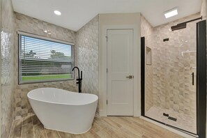 Shower, hair dryer, towels, shampoo - Heated Pool, Hot Tub & Arcade Games Near Disney! (Kissimmee)