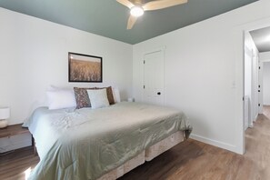 3 habitaciones, tabla de planchar con plancha y cuna de viaje 