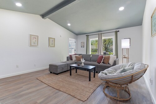 The Fern Retreat - 3 Bedroom Duplex South Tulsa