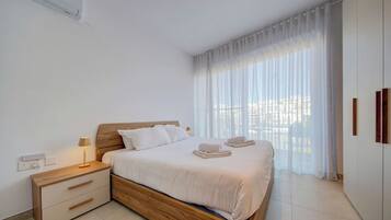 Desk, iron/ironing board, travel cot, WiFi