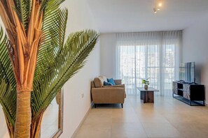 TV - A Marsaskala beachfront 2 APT with terrace & WIFI! (Marsaskala)