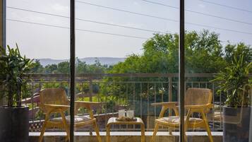 Deluxe Villa, Garden View | Outdoor dining