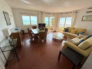 Living area - Seafront 2-bedroom apartment in Fuengirola, with a pool, and access to the beach (Fuengiorla)