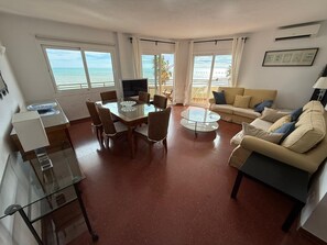 Living area - Seafront 2-bedroom apartment in Fuengirola, with a pool, and access to the beach (Fuengiorla)