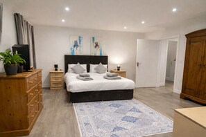 3 bedrooms, WiFi, bed sheets - Stunning bungalow, wheelchair accessible, dog friendly, hot tub,  views (Glastonbury)