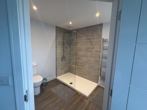 Shower, hair dryer, towels, soap - Stunning bungalow, wheelchair accessible, dog friendly, hot tub,  views (Glastonbury)