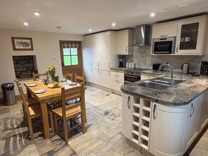 Microwave, oven, stovetop, dishwasher - Full of original character, hot tub, secure garden-pets x3 stunning views (Glastonbury)