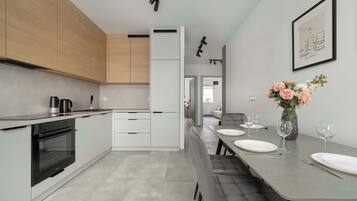Frigorifero, forno, piano cottura, lavastoviglie