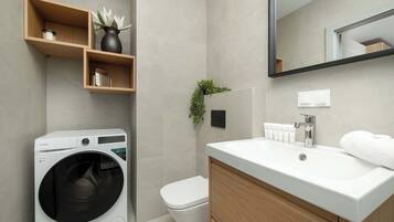 Shower, hair dryer, towels, shampoo