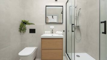 Shower, hair dryer, towels, shampoo