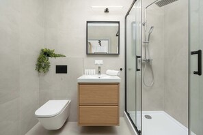 Doccia, asciugacapelli, asciugamani, shampoo