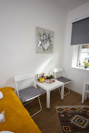 Classic Studio, 1 Queen Bed, Patio, Courtyard View | Interior