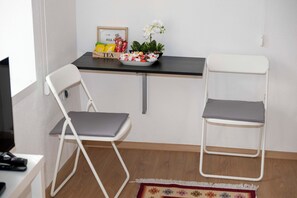 Studio Klasik, 1 Tempat Tidur Queen, patio, pemandangan halaman | Interior