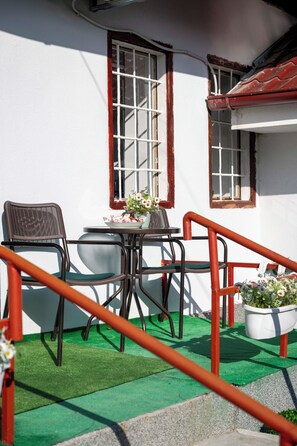 Outdoor dining - Bosanska Avlija Guesthouse (Sarajevo)