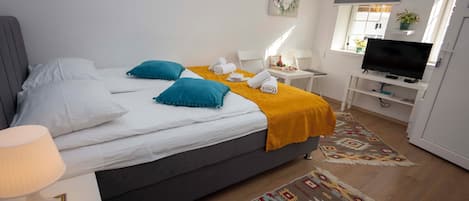 Classic Studio, 1 Queen Bed, Patio, Courtyard View | Soundproofing, iron/ironing board, free WiFi