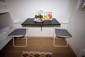 อพาร์ทเมนท์สำหรับครอบครัว, หลายเตียง, ลานระเบียง, วิวสวนหย่อม | ร้านอาหาร