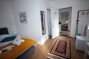 ห้องคลาสสิกสตูดิโอ, เตียงควีนไซส์ 1 เตียง, ลานระเบียง, วิวสวนหย่อม