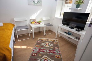 Estudio clásico, 1 cama Queen size, patio, vista al patio | Insonorización, tabla de planchar con plancha y wifi gratis