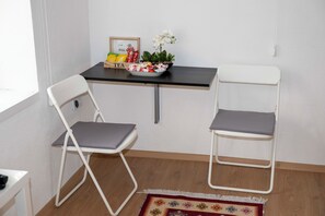 Classic-studiolejlighed - 1 queensize-seng - terrasse - udsigt til gårdsplads | Spiseområde