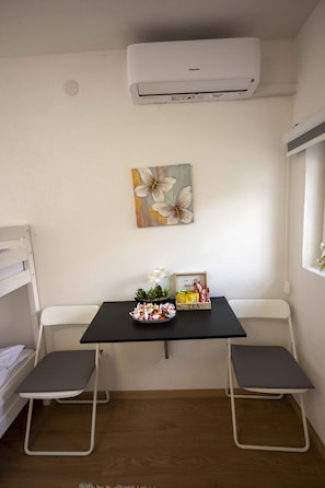 Perhehuoneisto, useita sänkyjä, patio, näköala pihalle | Sisätilat