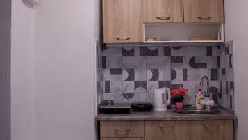 Familjelägenhet - flera sängar - uteplats - utsikt mot innergården | Eget kök