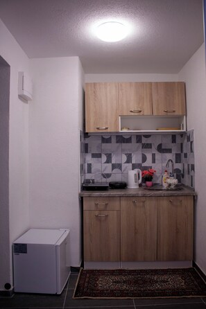 Familienapartment, Mehrere Betten, Terrasse, Blick auf den Innenhof | Eigene Küche