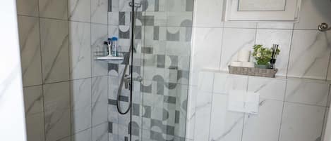 Apartamento família, várias camas, varanda, vista para o pátio | Banheiro | Produtos de toalete grátis, secador de cabelo, toalhas de banho