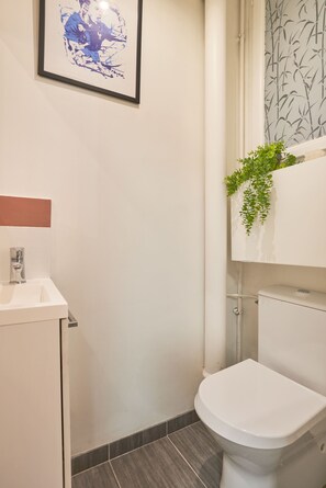 Een douche, een haardroger, handdoeken, shampoo